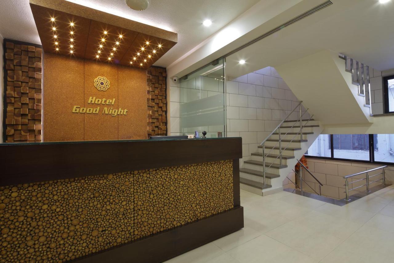 Hotel Good Night Ахмедабад Екстериор снимка
