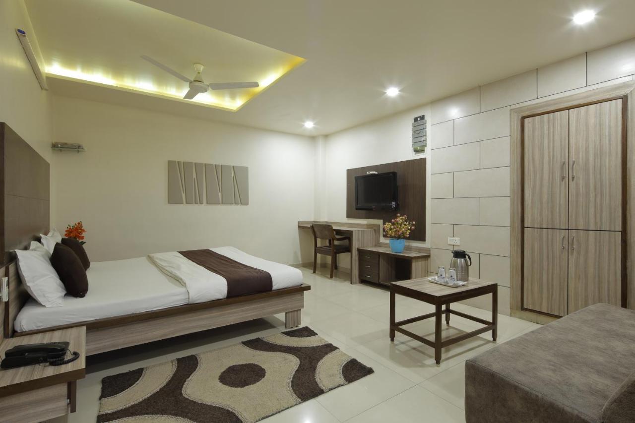 Hotel Good Night Ахмедабад Екстериор снимка