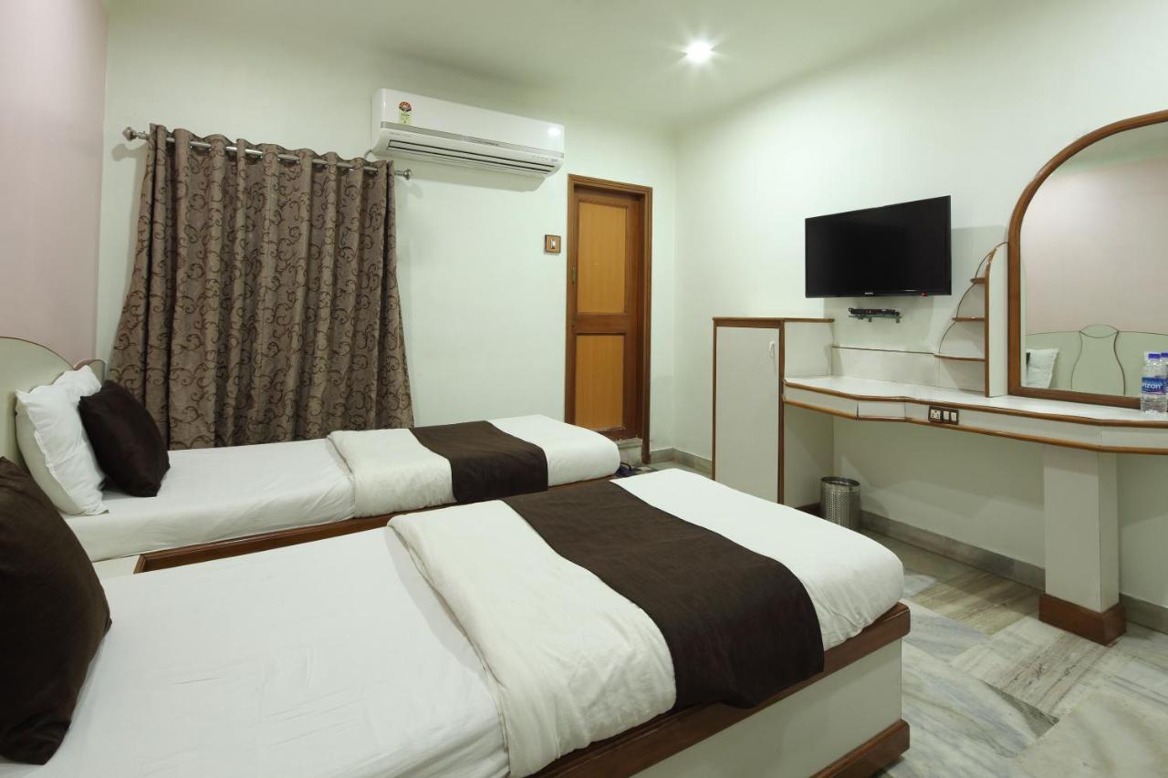 Hotel Good Night Ахмедабад Екстериор снимка