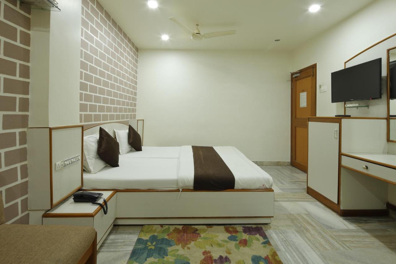 Hotel Good Night Ахмедабад Екстериор снимка