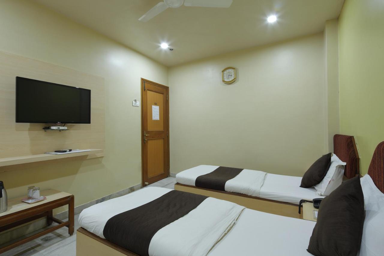 Hotel Good Night Ахмедабад Екстериор снимка