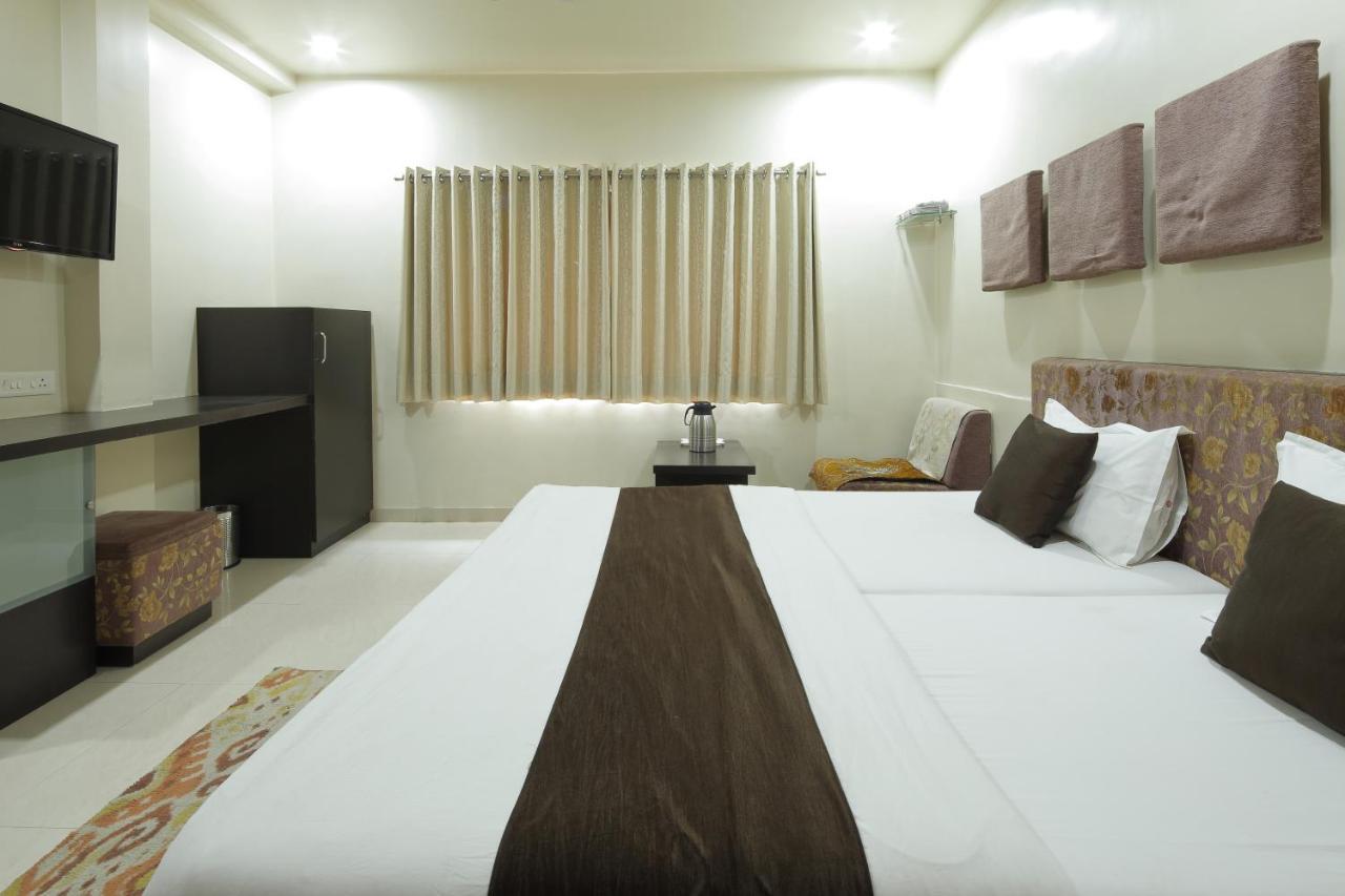 Hotel Good Night Ахмедабад Екстериор снимка