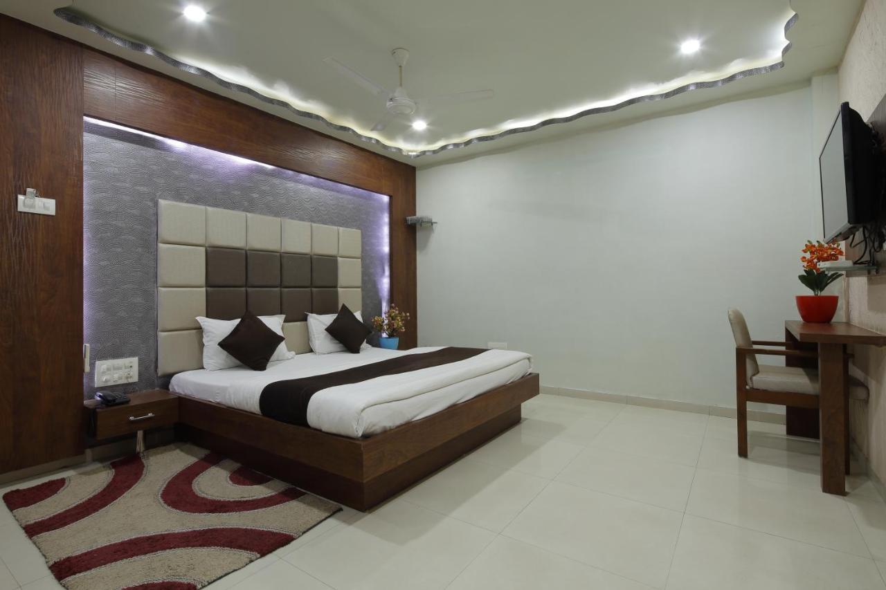 Hotel Good Night Ахмедабад Екстериор снимка