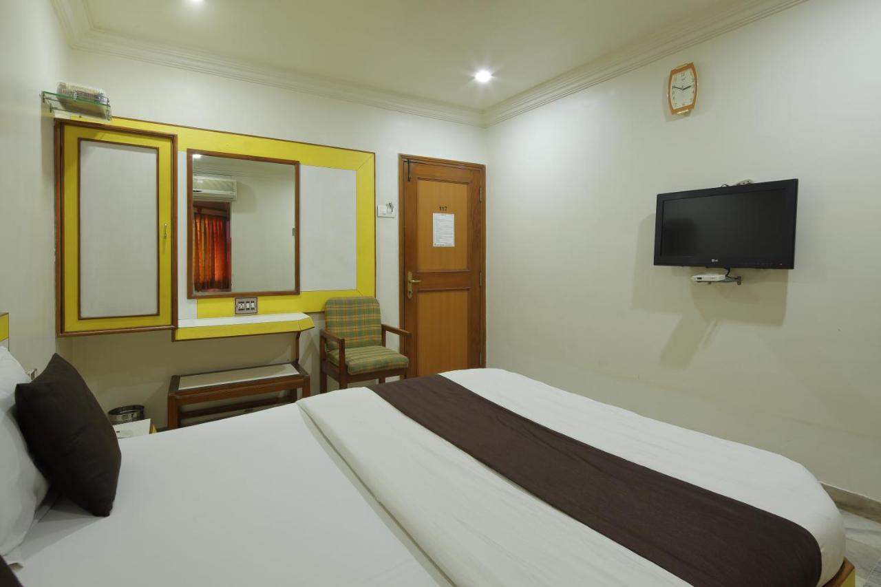 Hotel Good Night Ахмедабад Екстериор снимка