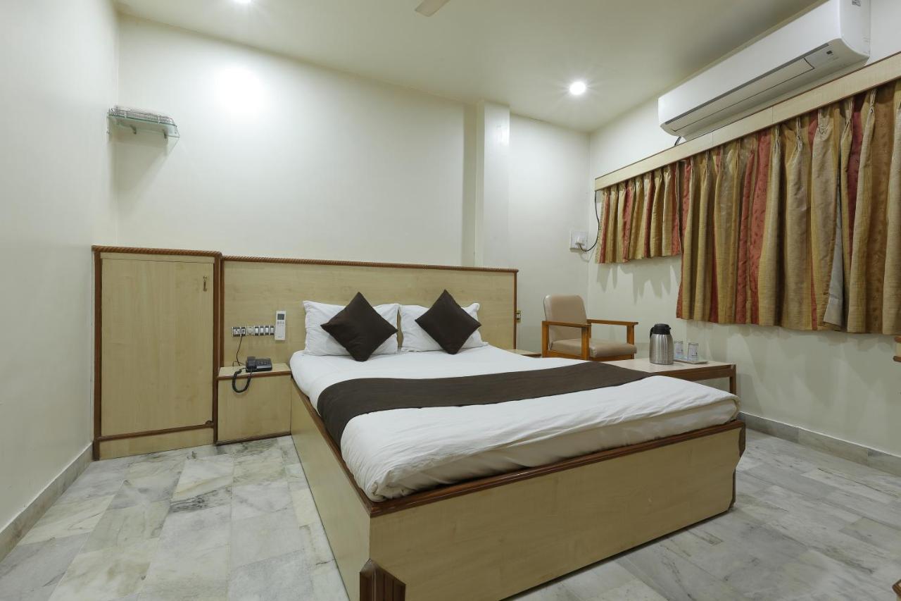 Hotel Good Night Ахмедабад Екстериор снимка