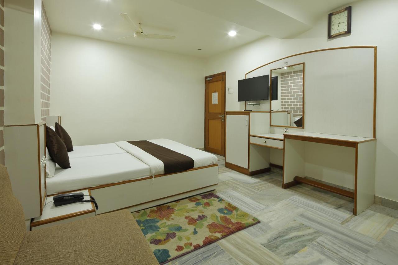 Hotel Good Night Ахмедабад Екстериор снимка