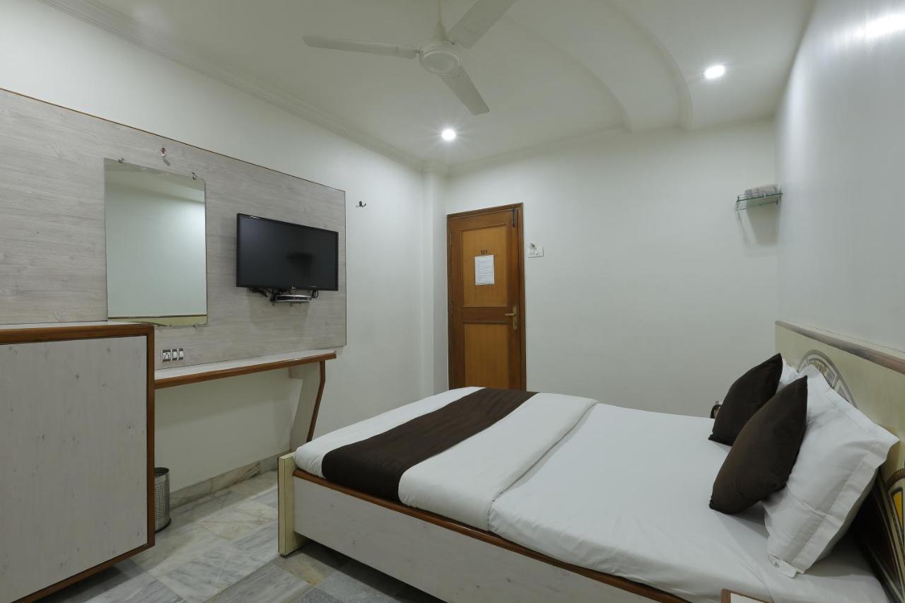 Hotel Good Night Ахмедабад Екстериор снимка
