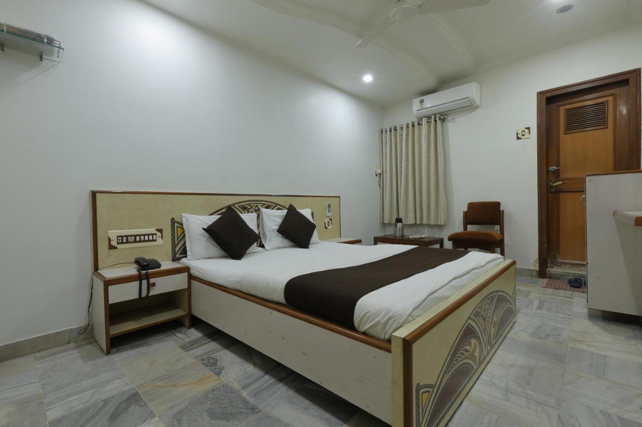 Hotel Good Night Ахмедабад Екстериор снимка
