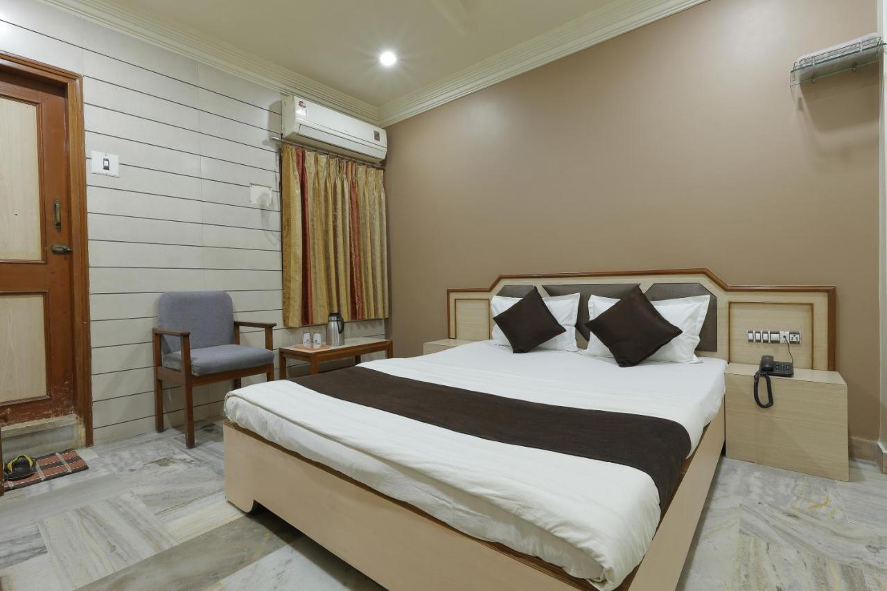 Hotel Good Night Ахмедабад Екстериор снимка