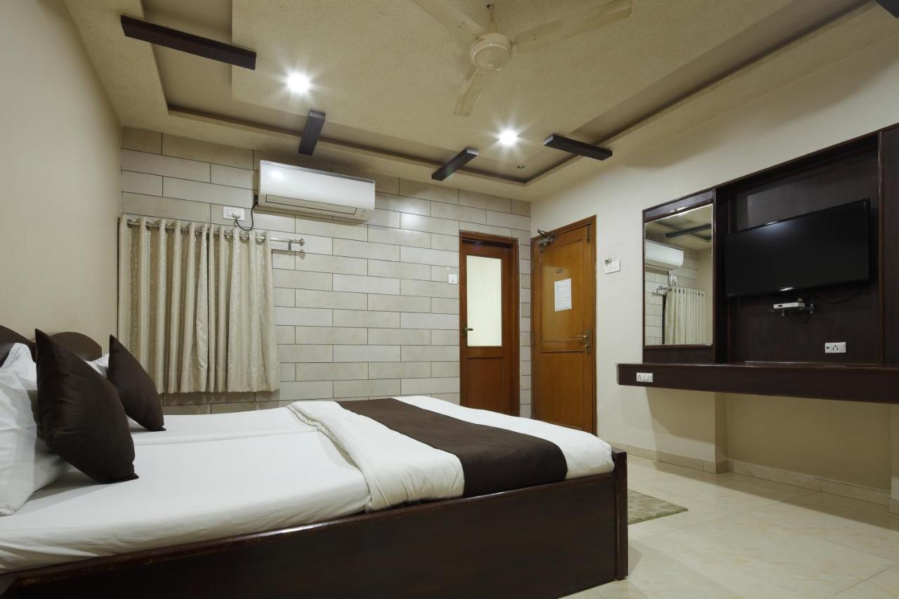 Hotel Good Night Ахмедабад Екстериор снимка