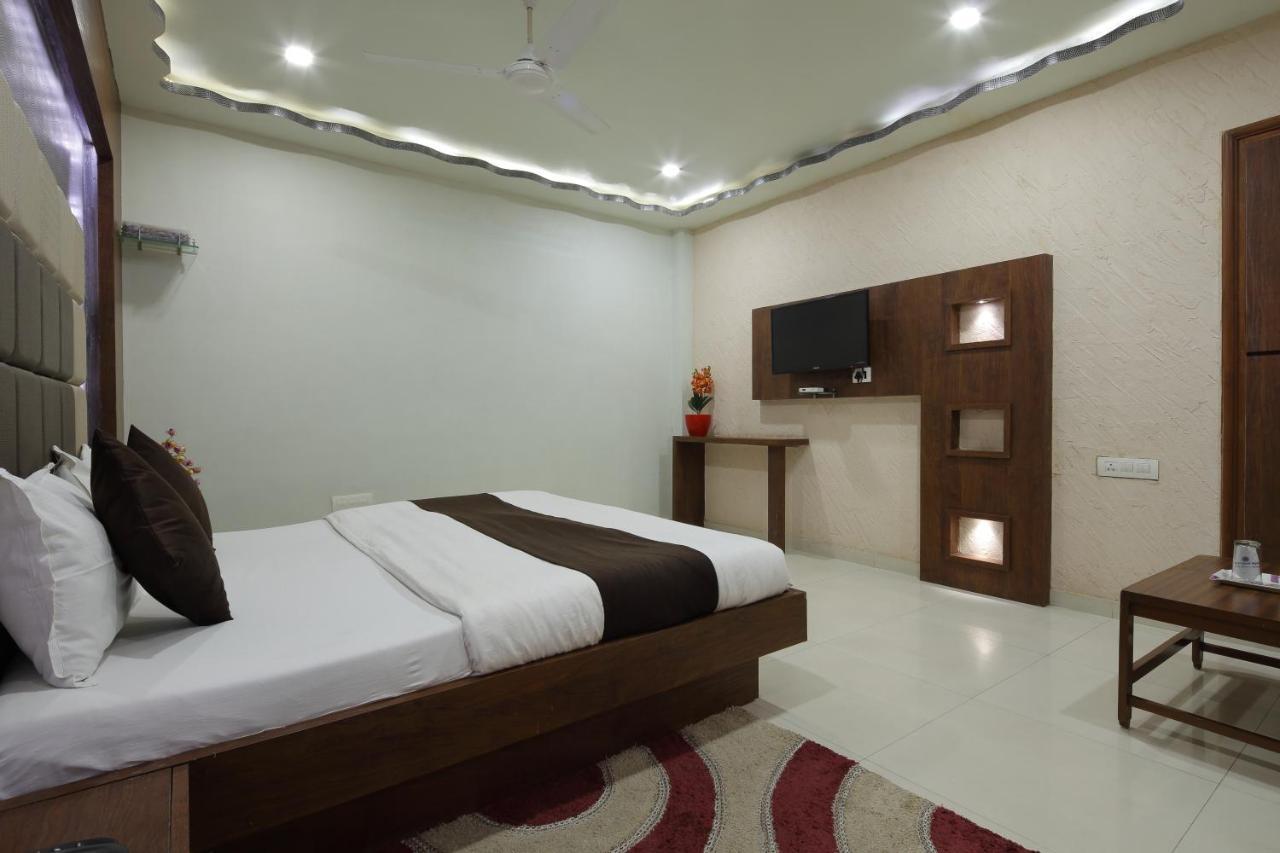 Hotel Good Night Ахмедабад Екстериор снимка