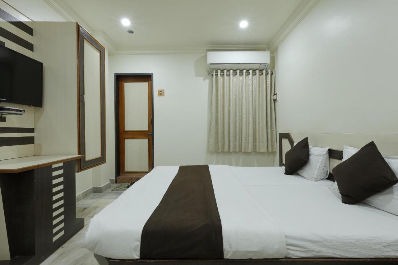 Hotel Good Night Ахмедабад Екстериор снимка