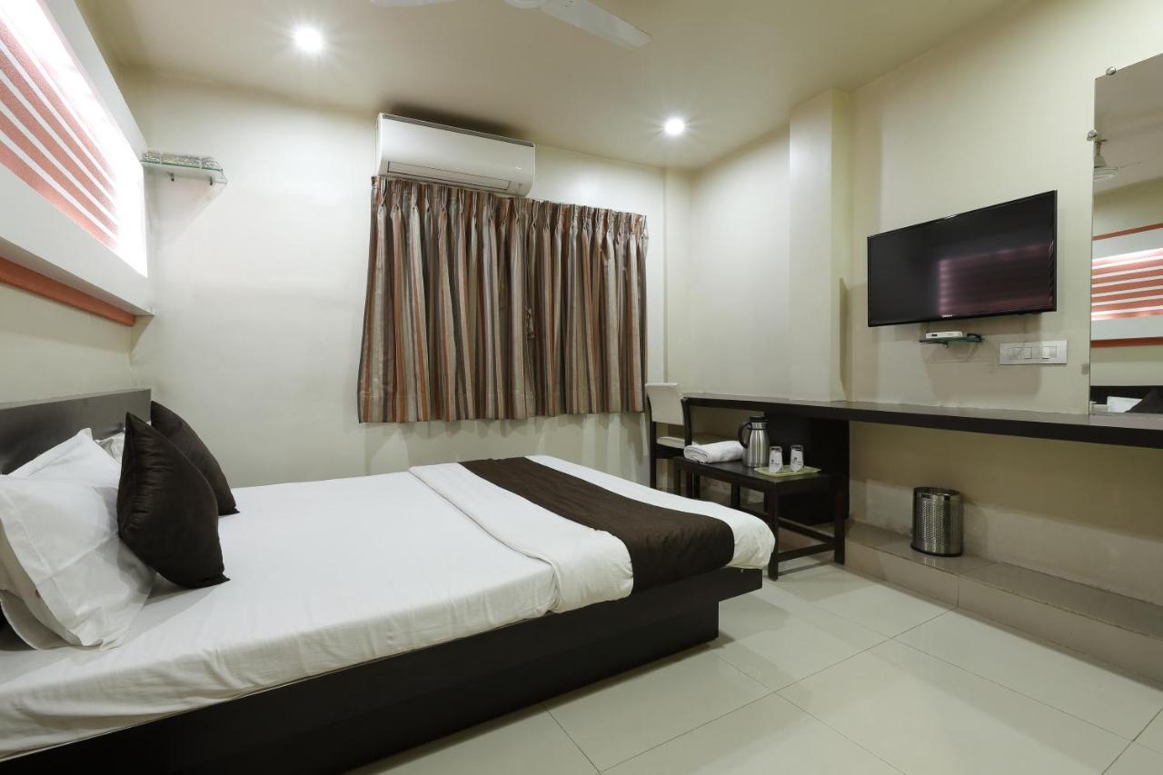 Hotel Good Night Ахмедабад Екстериор снимка