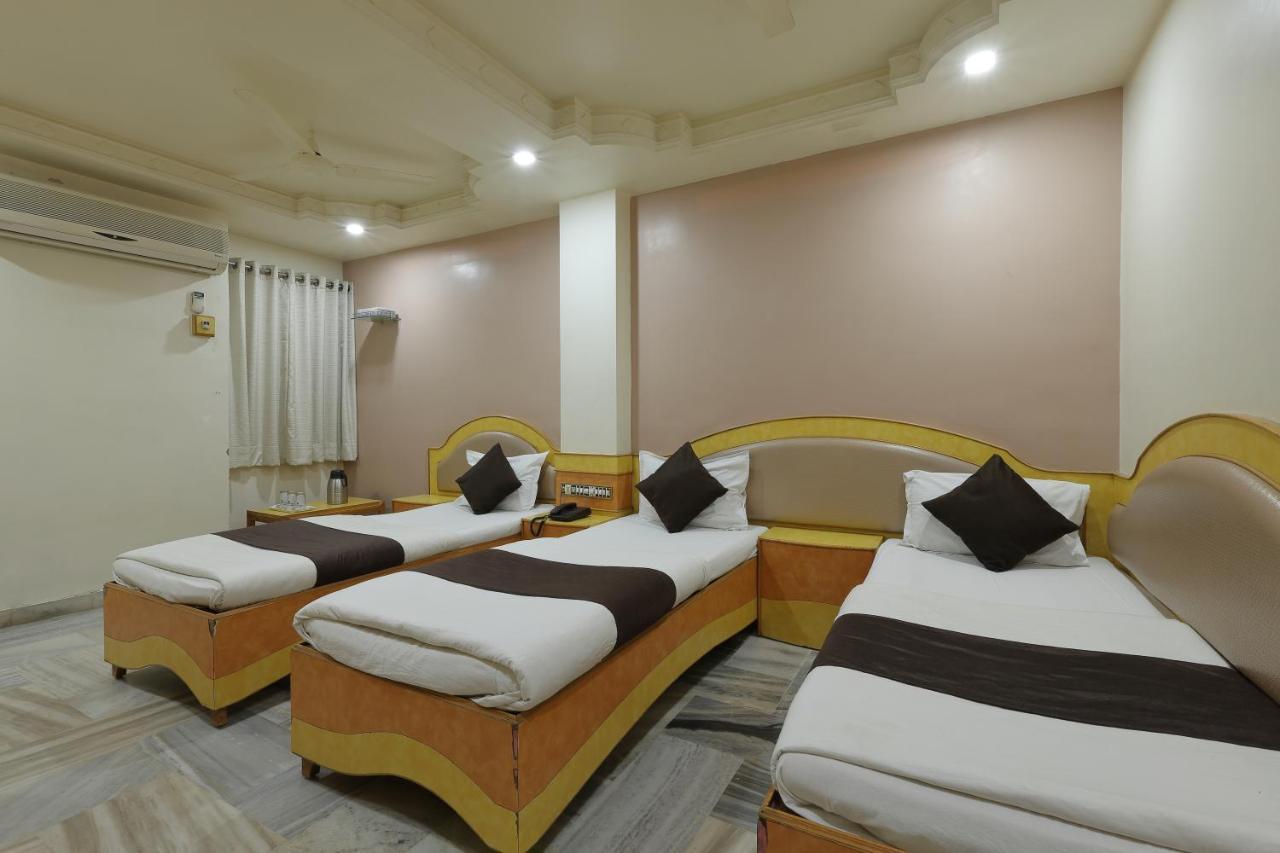 Hotel Good Night Ахмедабад Екстериор снимка