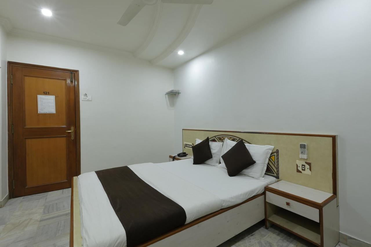 Hotel Good Night Ахмедабад Екстериор снимка